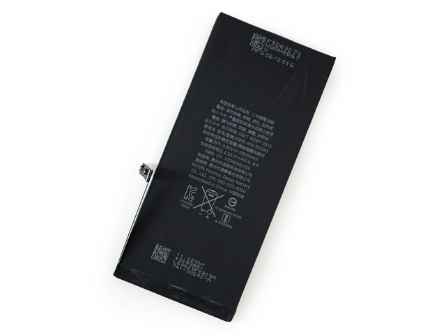 电池背部用简体中文写了相关说明，得益于电池容量的增加，iPhone7 Plus的使用时间要比前代提高1小时。