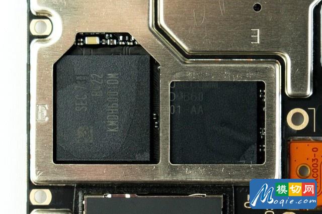 掀开散热硅脂后看到了两位主角，一个是骁龙660移动平台，主频2.2GHz，OPPO联合高通对多款游戏专门针对这一处理器进行了优化，所以性能不是问题，另外还有三星的4GB LPDDR4X内存芯片推测64GB闪存芯片叠层封装在下面。